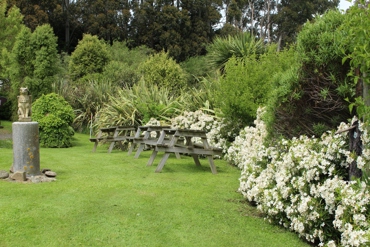 Griffin On Lawn, Earthlore NZ